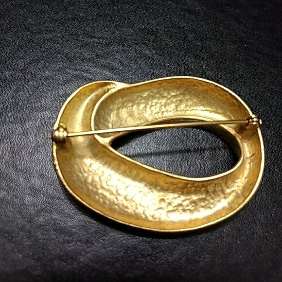 **Final Sale** Vintage gold tone oval swirl brooch - Picture 6 of 7